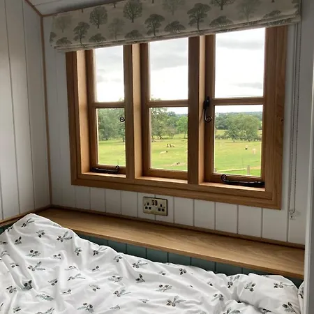 Shepherd'S Hut - The Mule Apartment Newent Exterior photo